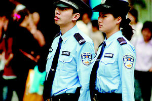 最新警服颜色，小城的色彩变革与温馨故事的交织